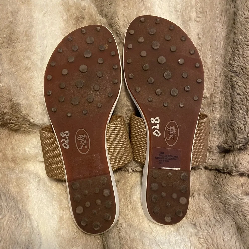 *3/$25* Sofft White and Gold Thong Sandals Size 10 - Picture 2 of 9